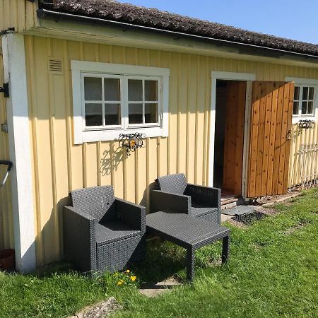 Gaeststuga I Loefsaeng Hajstorp Toreboda Exterior photo