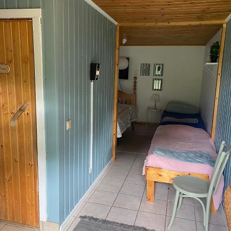 Gaeststuga I Loefsaeng Hajstorp Toreboda Exterior photo