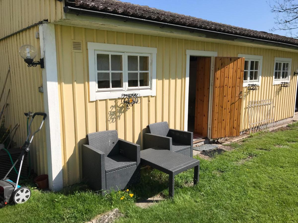 Gaeststuga I Loefsaeng Hajstorp Toreboda Exterior photo