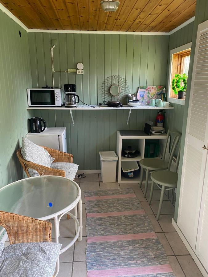 Gaeststuga I Loefsaeng Hajstorp Toreboda Exterior photo