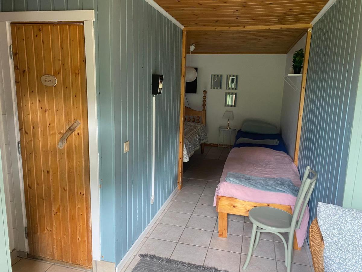 Gaeststuga I Loefsaeng Hajstorp Toreboda Exterior photo