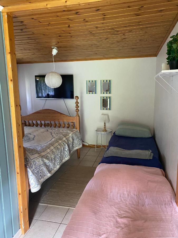 Gaeststuga I Loefsaeng Hajstorp Toreboda Exterior photo